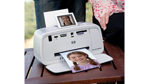 1900: HP portable photo printer stores up to 1,000 images